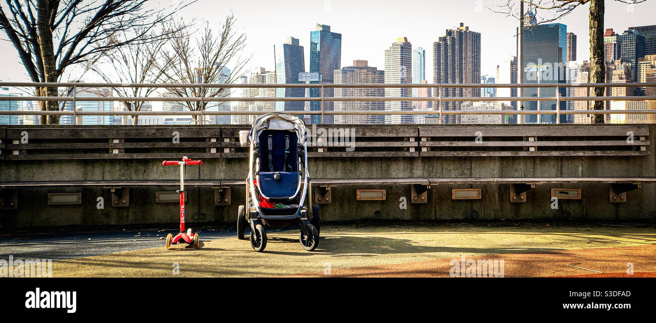 Kinderwagen und Roller auf dem Rainbow Spielplatz in Long Island Stadt Stockfoto