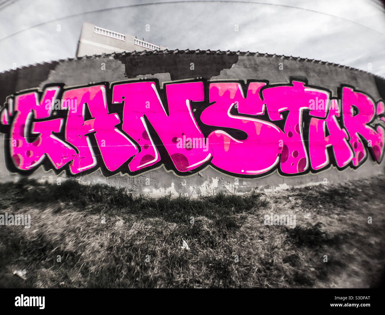 Farbe knallte Graffiti, Weitwinkel "Ganstar". Torrevieja, Spanien - Smartphone-aufgenommenes Stockfoto