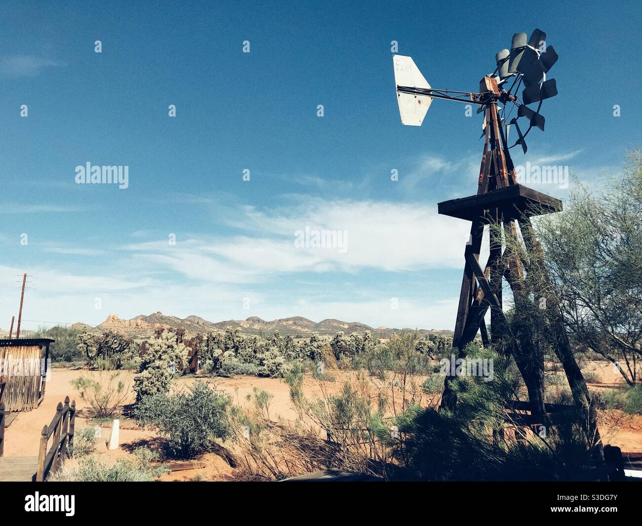 Antike Windmühle in der Wüste von Arizona. Stockfoto