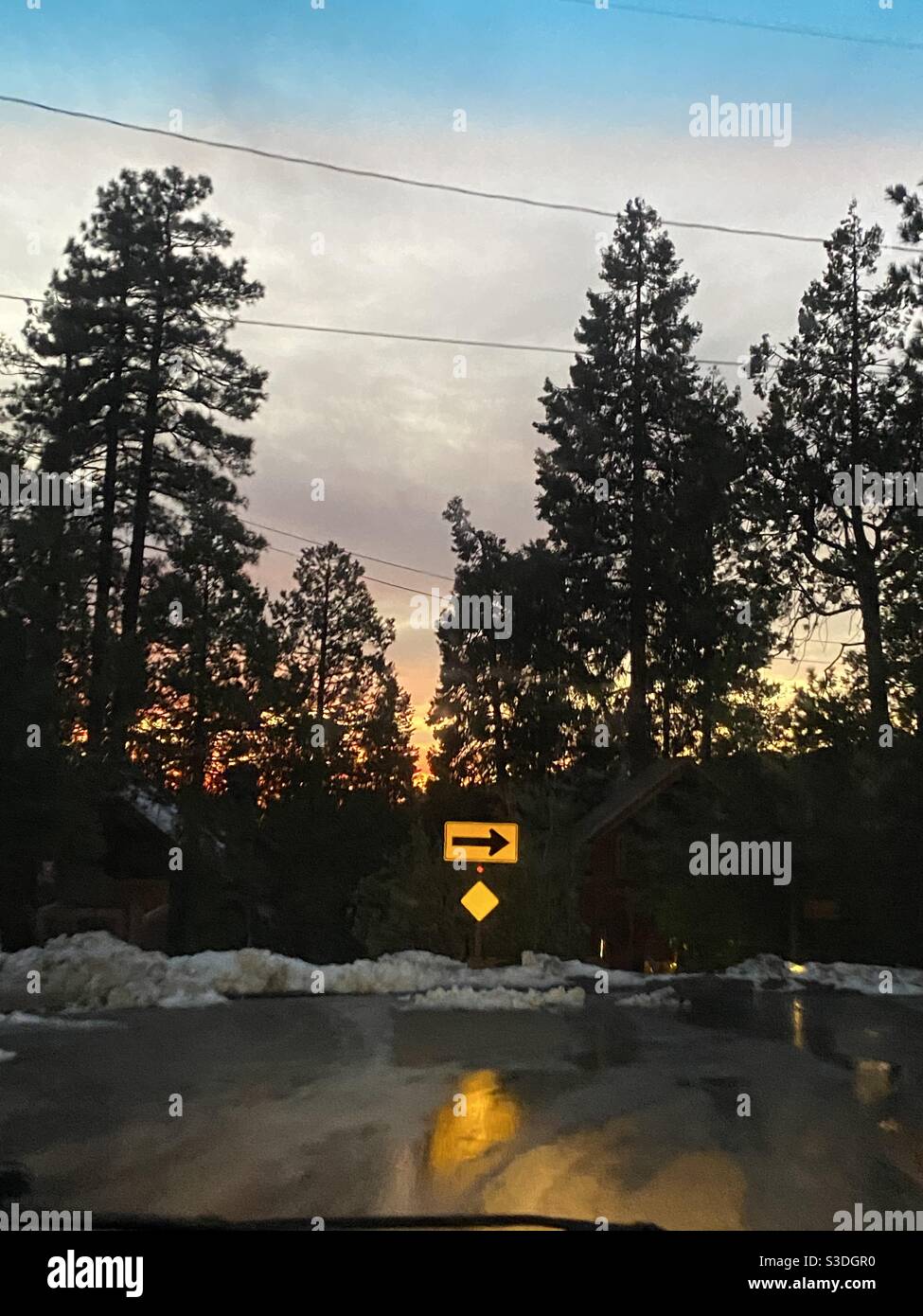 Sonnenuntergang, der an einem Abend ein leicht verschneites Idyllwild, CA, hinterlässt. Stockfoto