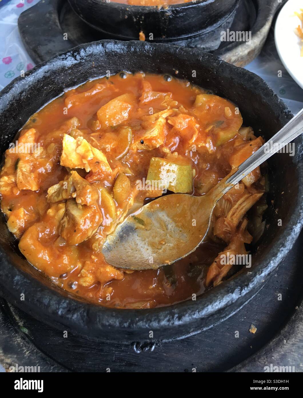 Nahaufnahme eines frisch zubereiteten Hühnerogdat-Gerichts Eintopf in einem jemenitischen Restaurant - Smartphone-aufgenommenes Stockfoto