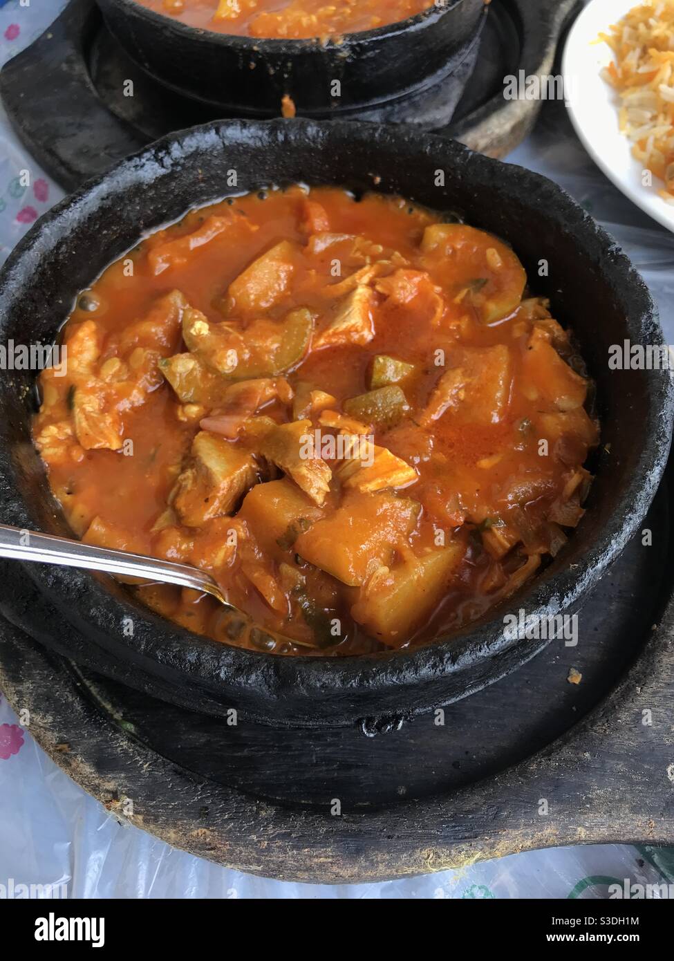 Nahaufnahme eines frisch zubereiteten Hühnerogdat-Gerichts Eintopf in einem jemenitischen Restaurant Stockfoto