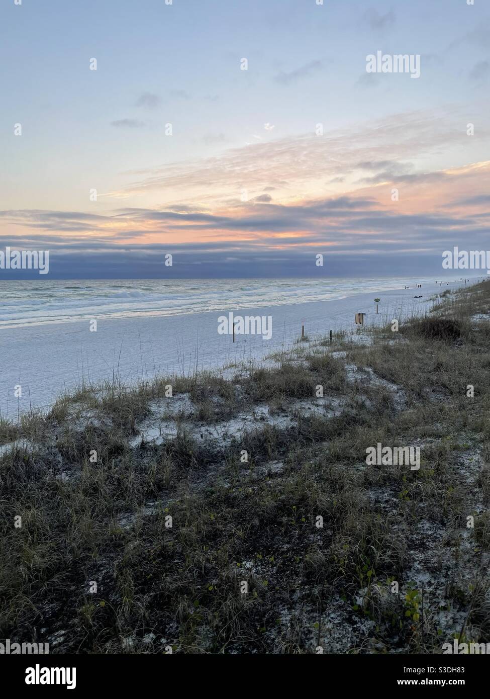 Blick auf den weißen Sandstrand von Florida Stockfoto