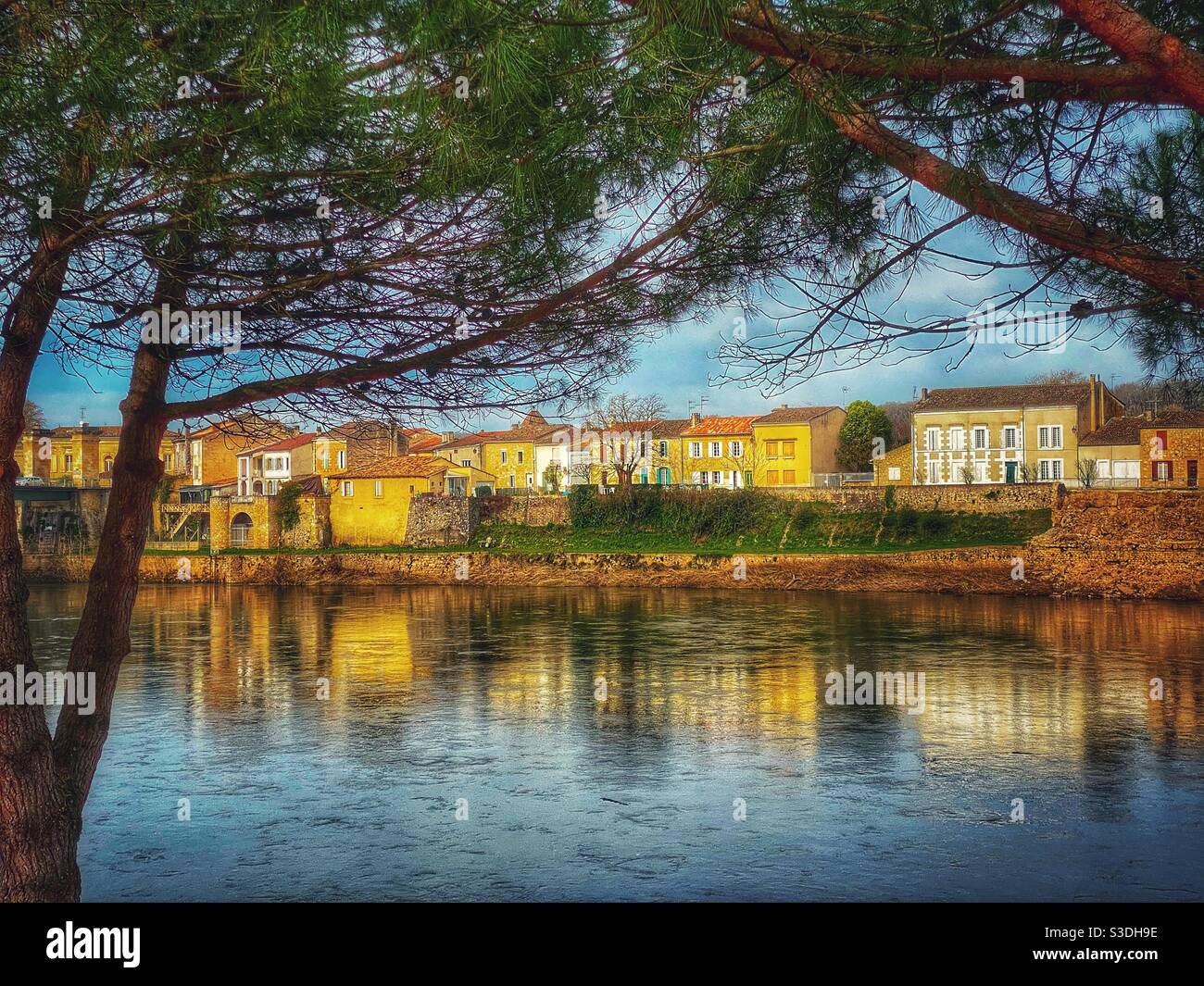 Fluss Dordogne in Sainte-Foy-la-Grande, Frankreich Stockfoto