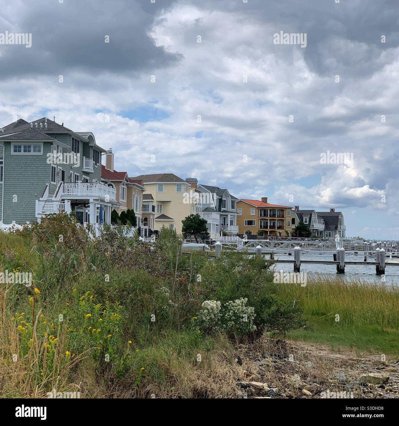 Häuser auf dem Wasser in Ventnor City, New Jersey, USA Stockfoto