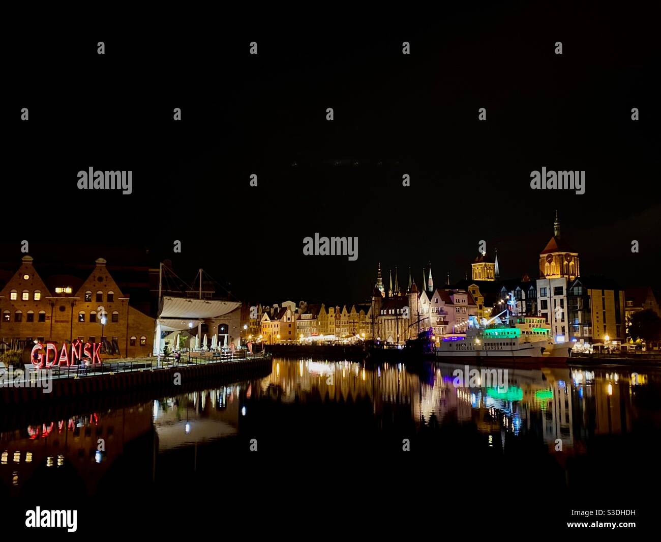Stadt Gdańsk bei Nacht Stockfoto