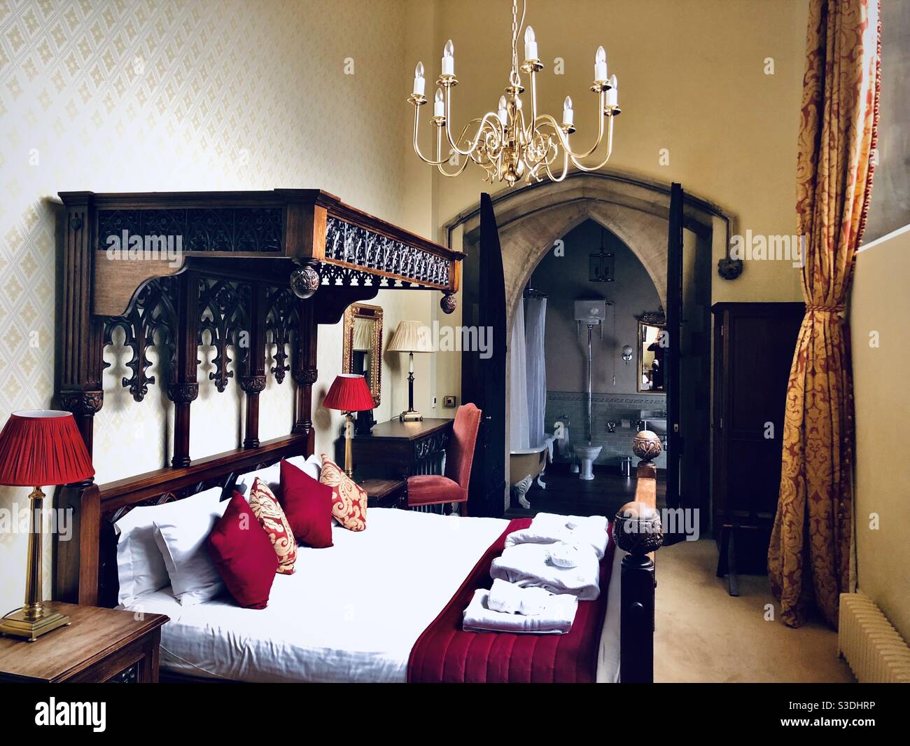 Hotelzimmer im mittelalterlichen Stil in einer renovierten Kapelle, alte Palasthütte, Lincoln, großbritannien Stockfoto