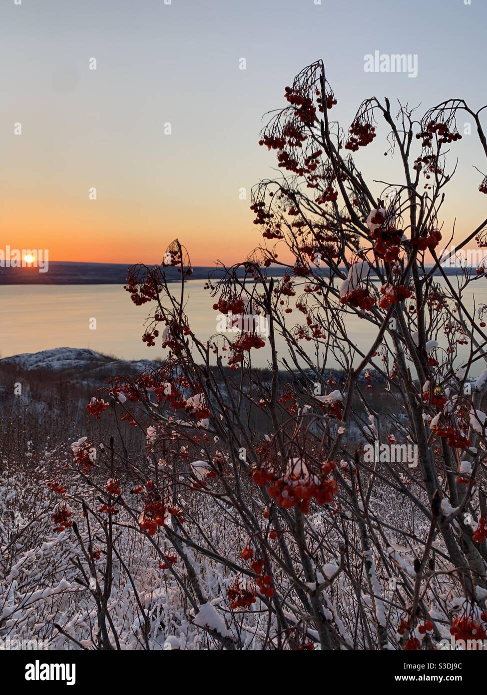 Winteruntergang über dem Skilak Lake in Alaska Stockfoto