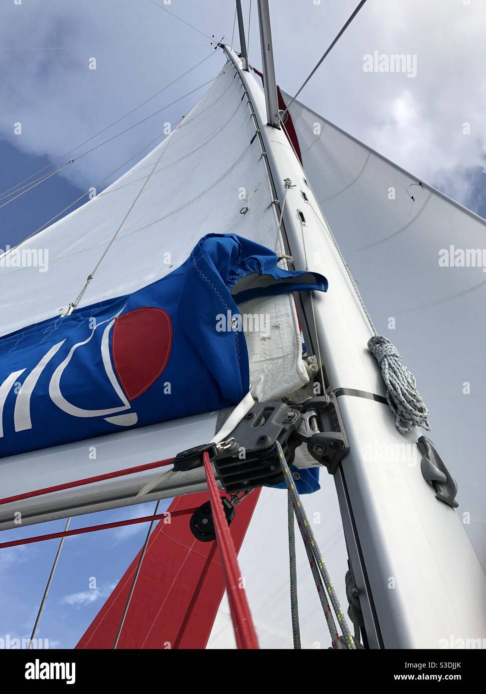 Der Blick auf einen Mast eines 38ft Segelbootes/ Yacht mit Blick auf das Hauptsegel und Jib Set. Stockfoto