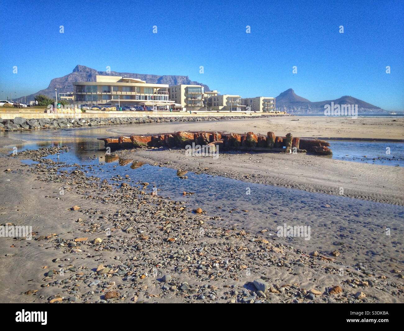 Holzstück eines Schiffswracks, das am Milnerton Beach, Kapstadt, Südafrika, ausgewaschen wurde Stockfoto