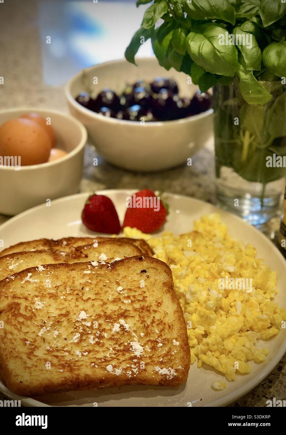 Frühstück French Toast Eier und Obst Stockfoto