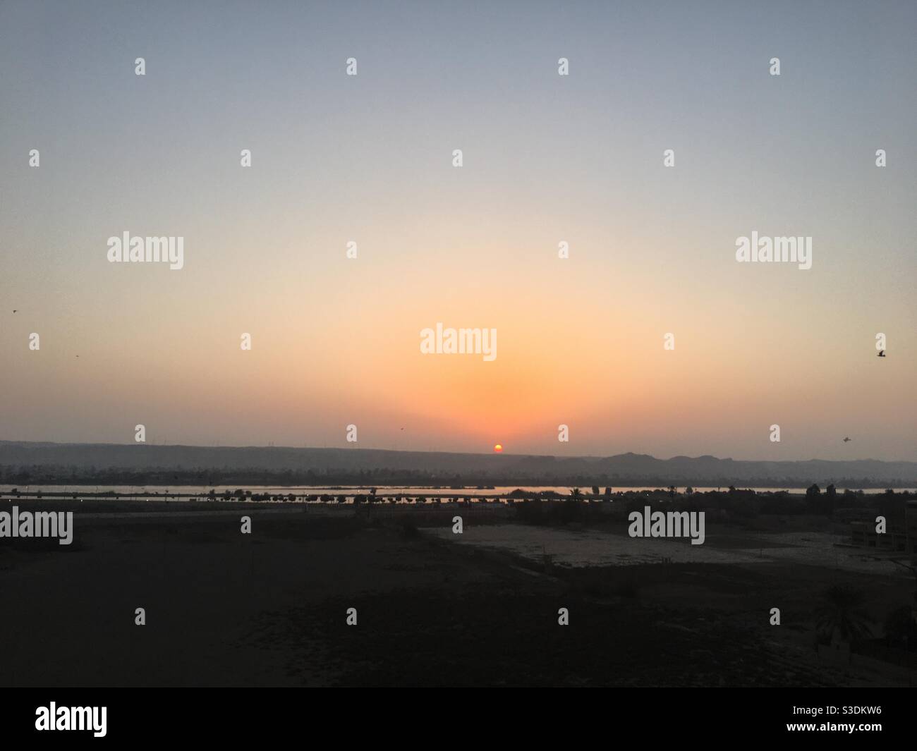 Sonne im Osten über Berg und Wasser, Ägypten Stockfoto