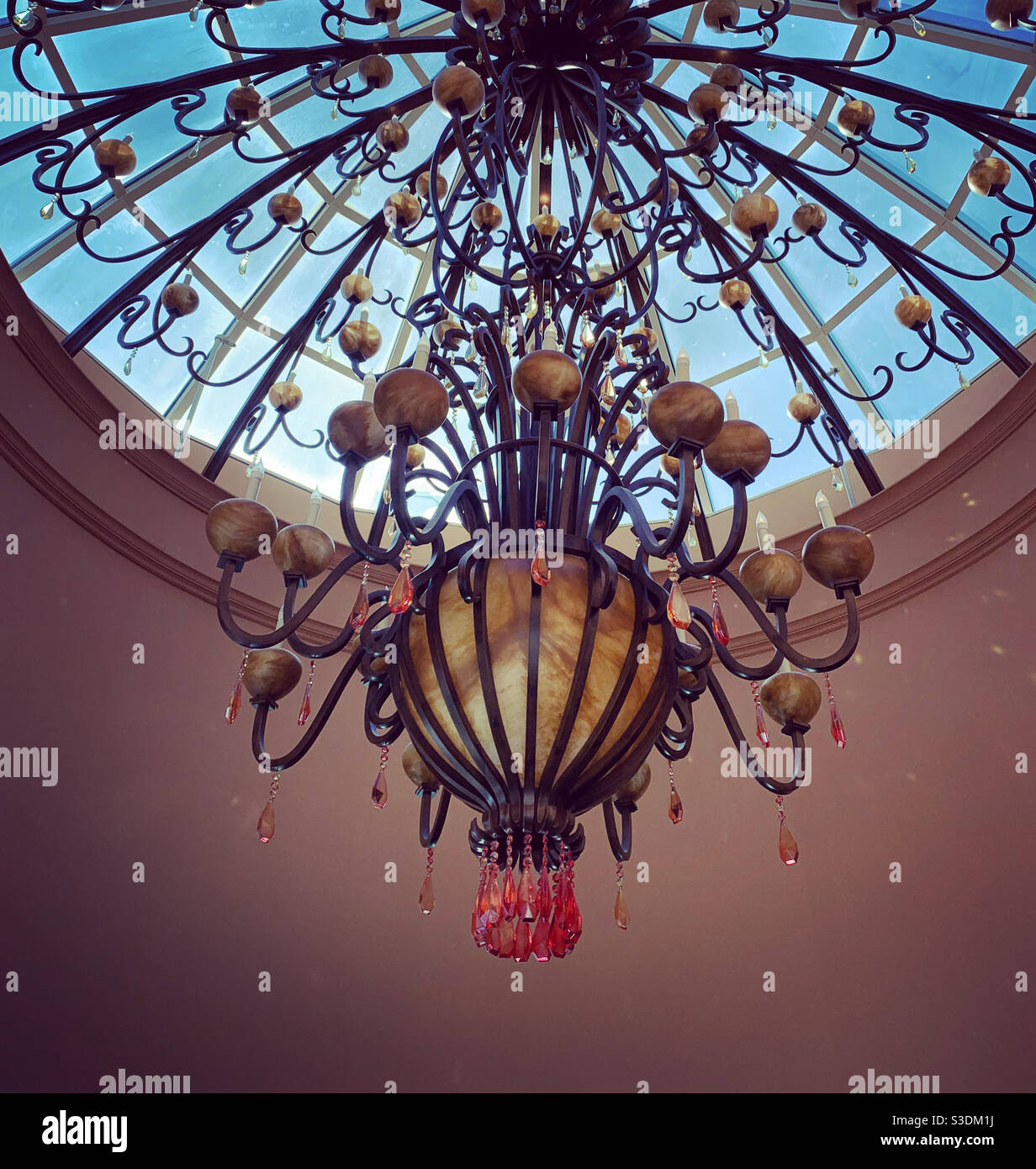 Kronleuchter in der Laurel Lounge, Bally's Hotel and Casino, Atlantic City, New Jersey, USA - Smartphone-aufgenommenes Stockfoto