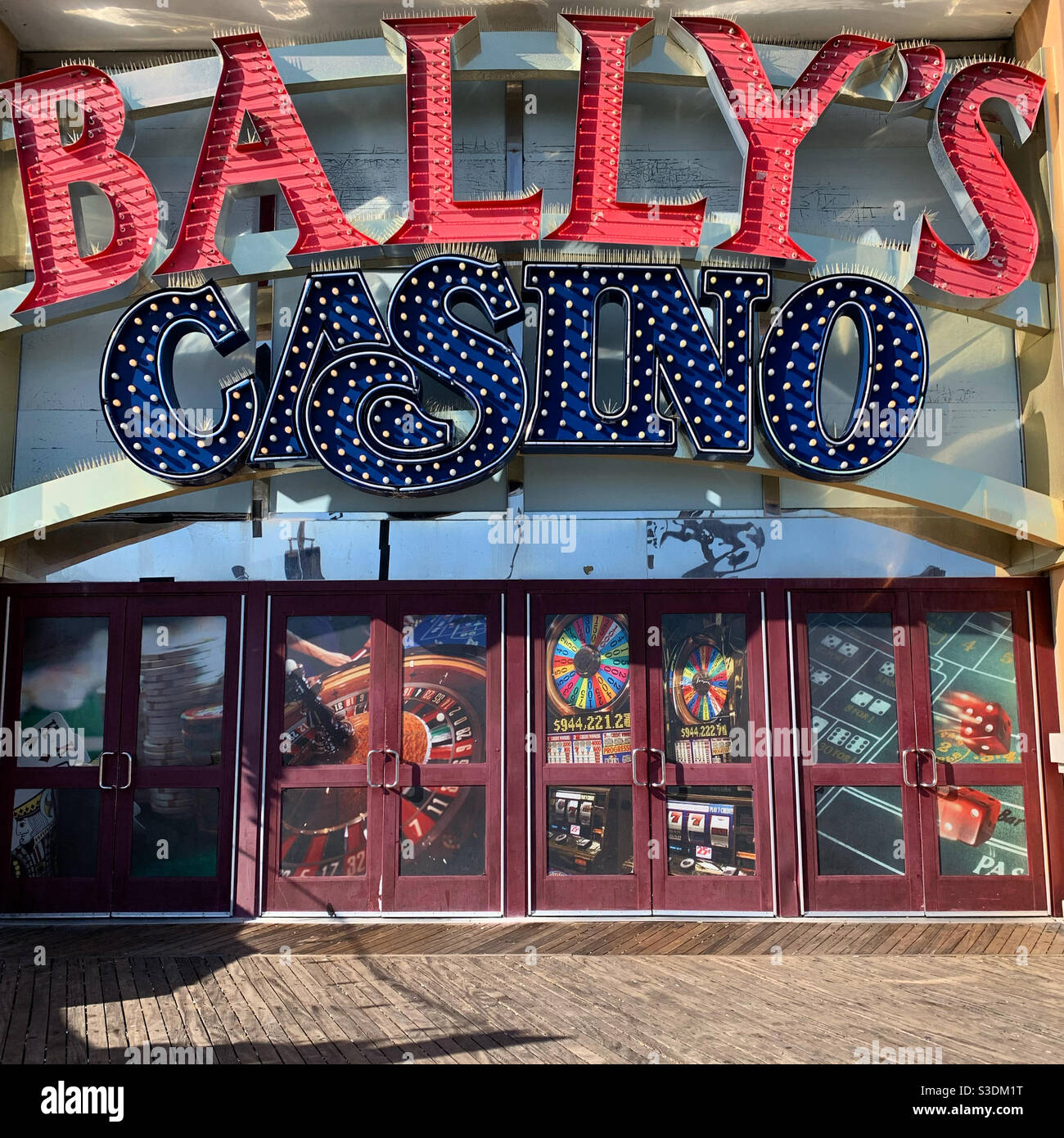 Ein Eingang zu Bally's Casino, Atlantic City, New Jersey, USA - Smartphone-aufgenommenes Stockfoto