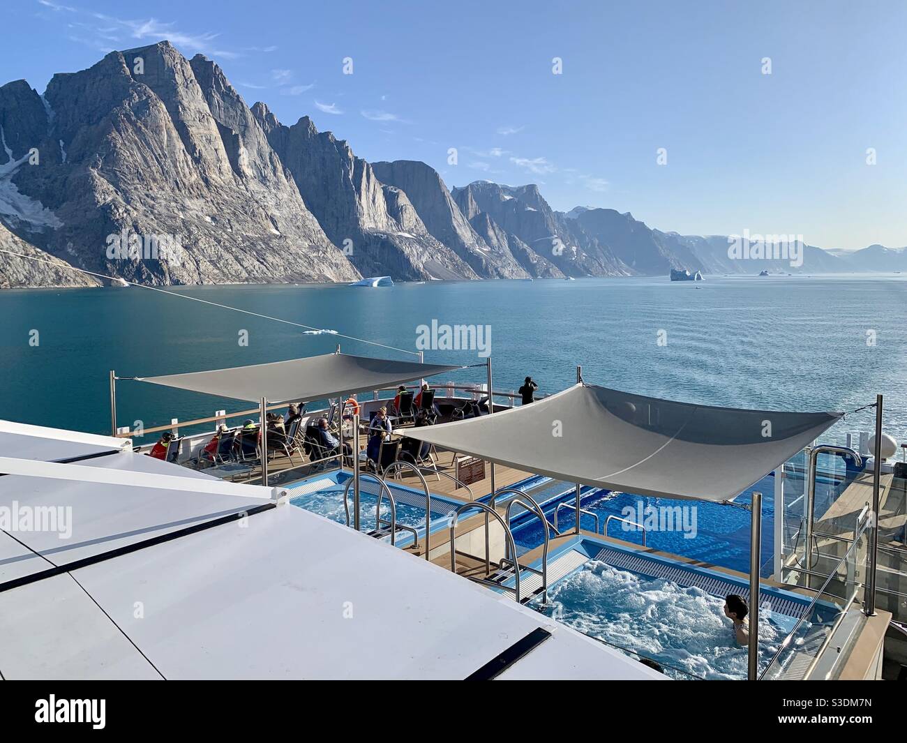 Kreuzfahrtschiff in Scoresby Sund, dem größten Fjord der Welt, in Grönland Stockfoto