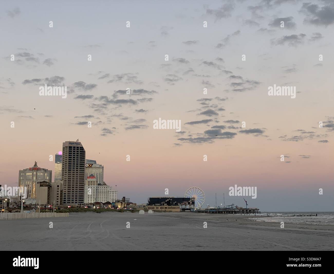 Oktober 2020, Sonnenuntergang am Strand, Atlantic City, New Jersey, USA Stockfoto