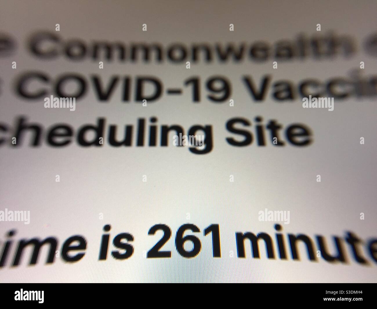 Lange Wartezeiten auf dem Massachusetts COVID-19 Impfplanungsort. Februar 25, 2021. - Smartphone-aufgenommenes Stockfoto