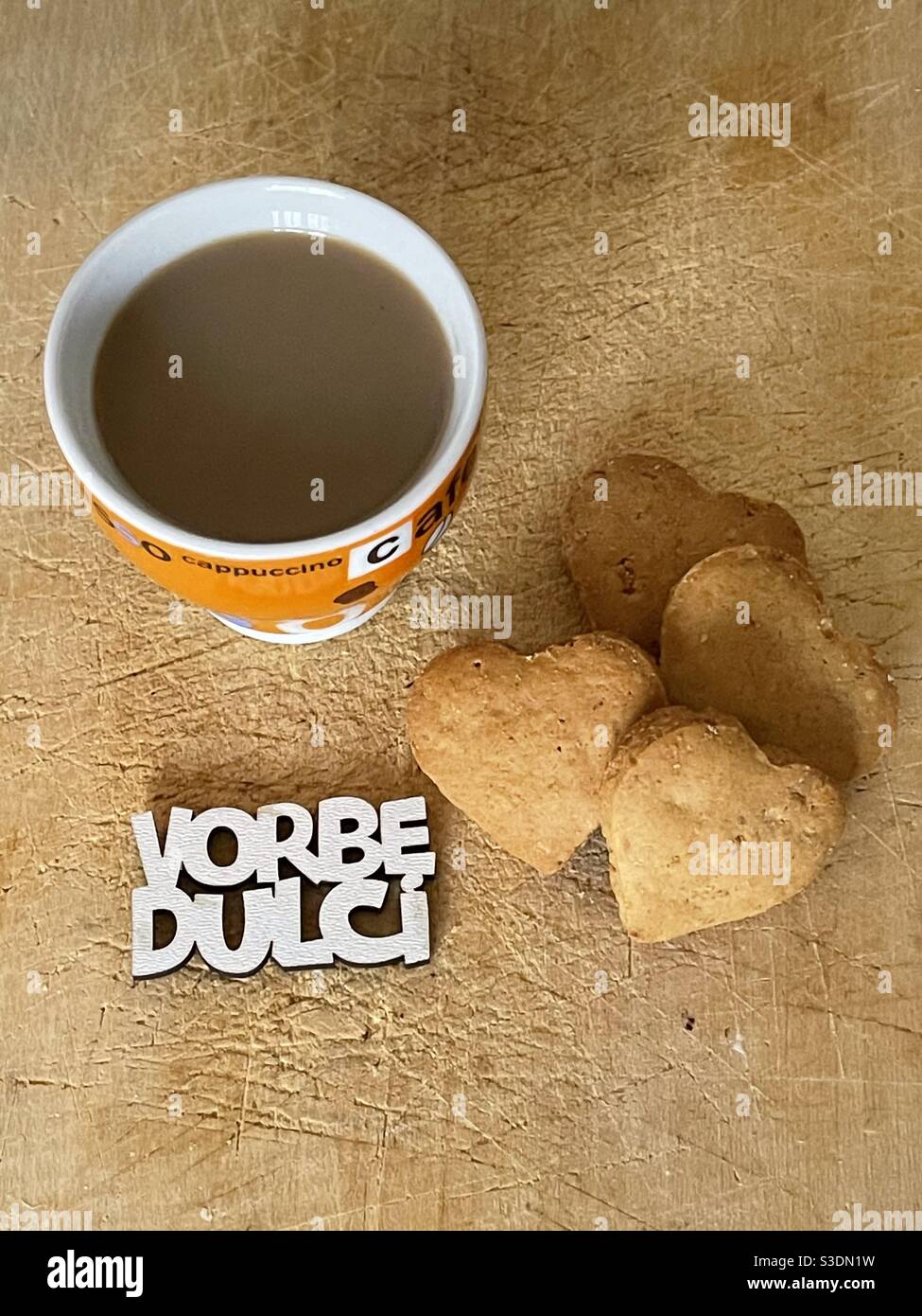 Süße Worte, vorbe dulci, rumänisch nette Worte mit einem Espresso Kaffee und Herzkekse Stockfoto