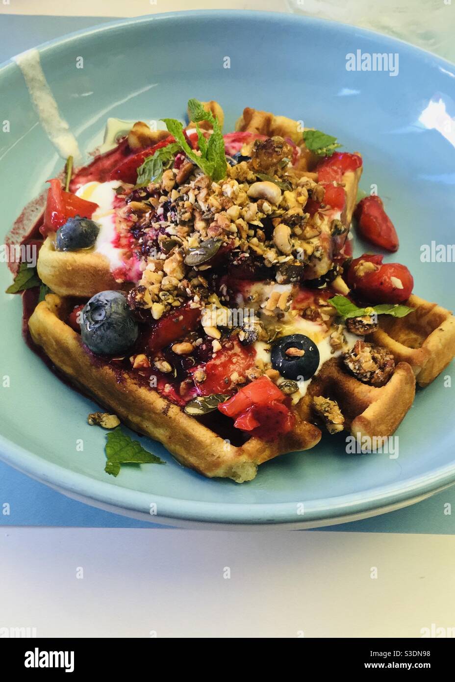 Waffeln mit beeren -Fotos und -Bildmaterial in hoher Auflösung – Alamy
