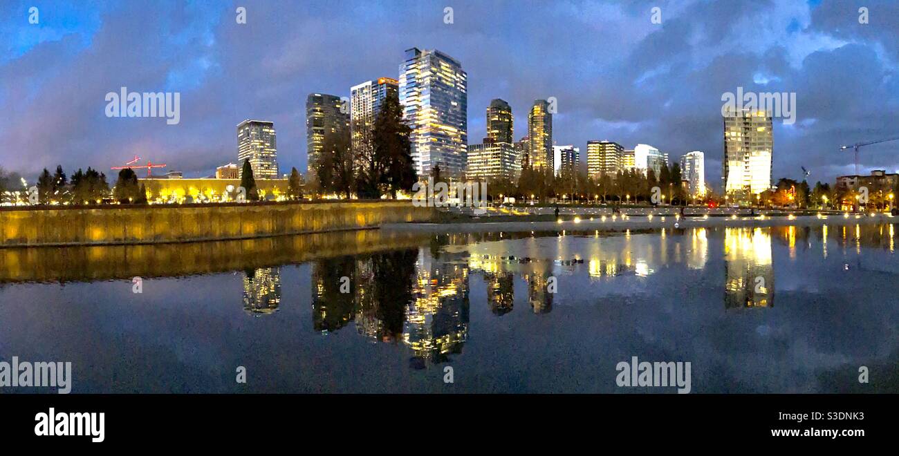 Downtown Bellevue, Washington bei Nacht Stockfoto