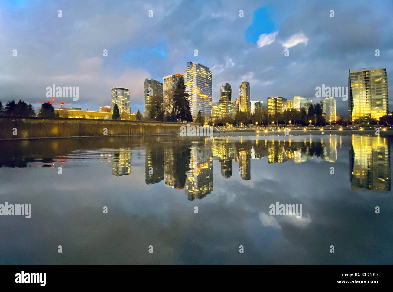 Downtown Bellevue Washington im Abendlicht Stockfoto