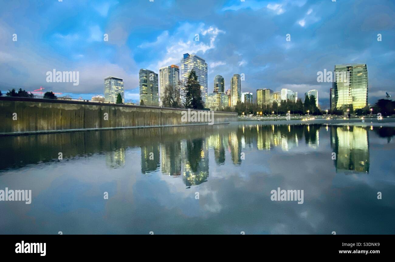 Downtown Bellevue Washington im Abendlicht Stockfoto