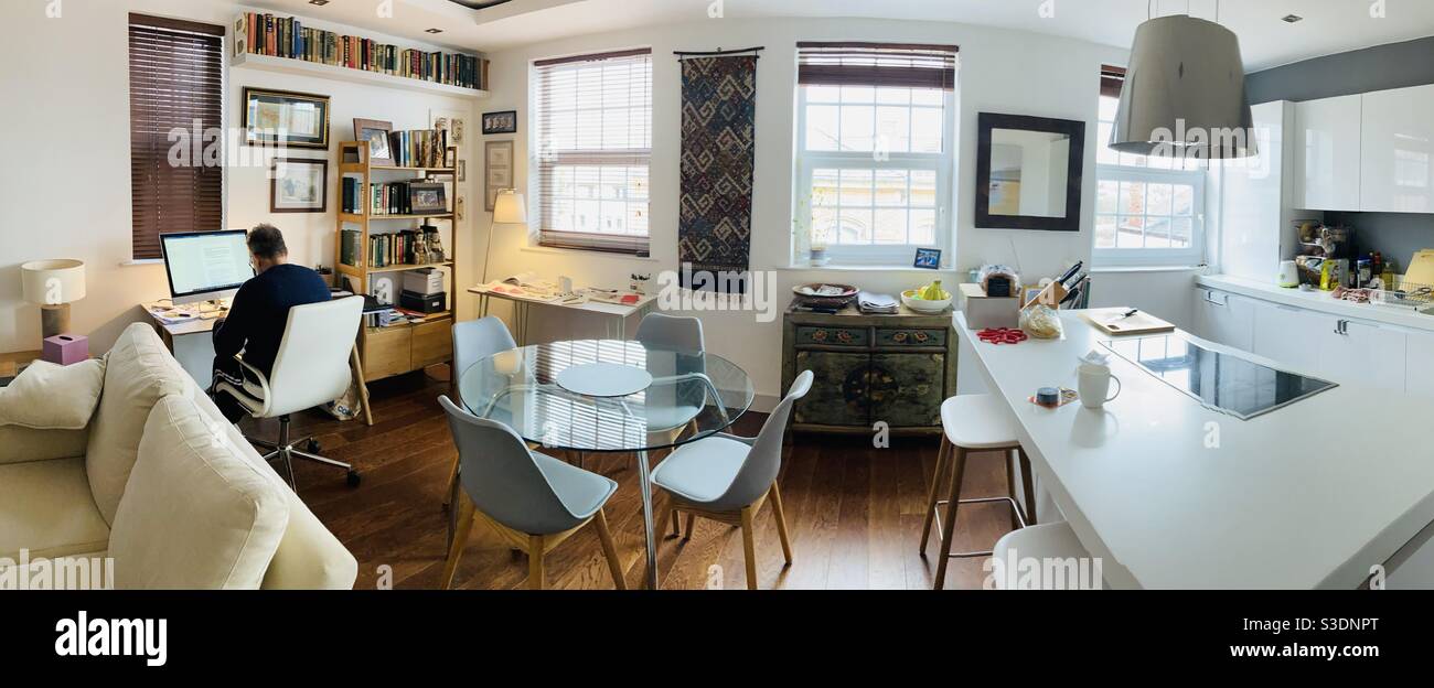 Arbeiten von zu Hause aus - Home Office, Esstisch und Frühstücksbar - Smartphone-aufgenommenes Stockfoto