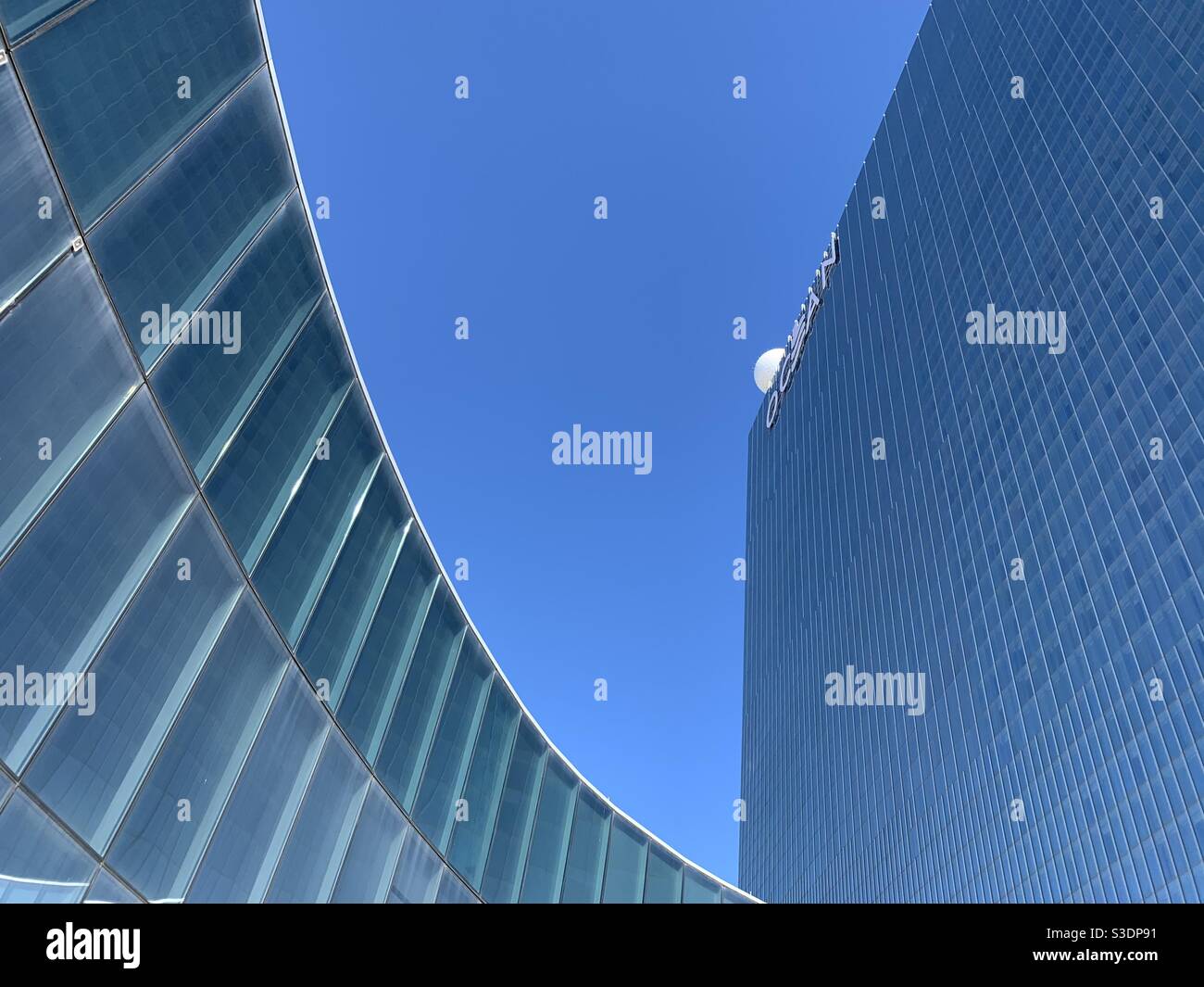 Architektur des Ocean Casino Resort vom Eclipse Pool aus gesehen, Ocean Casino Resort, Atlantic City, New Jersey, USA - Smartphone-aufgenommenes Stockfoto