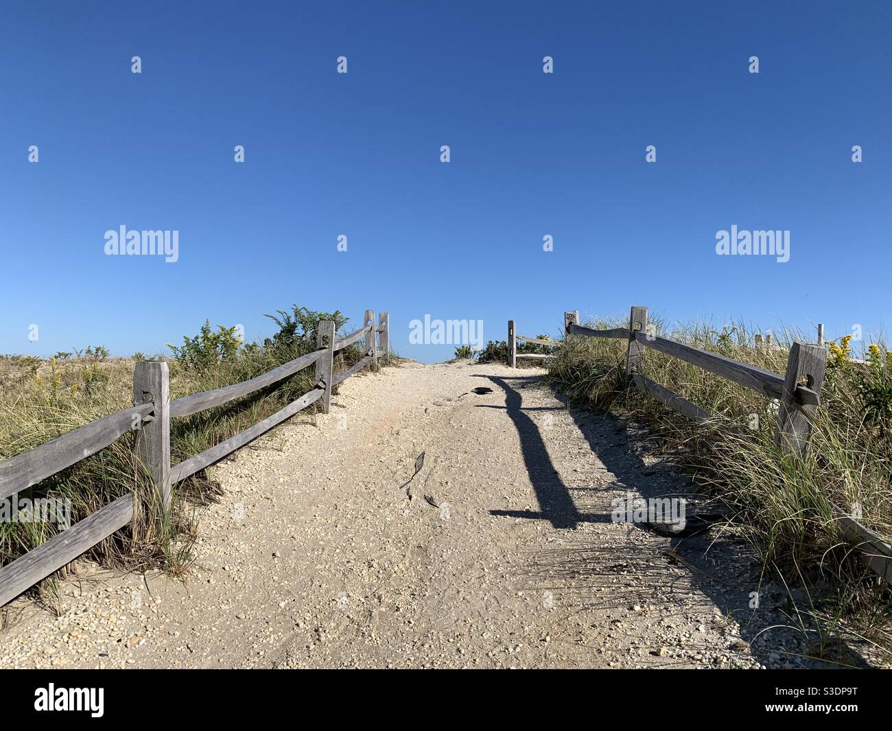 Ein Weg vom Boardwalk zum Strand, Atlantic City, New Jersey, USA Stockfoto