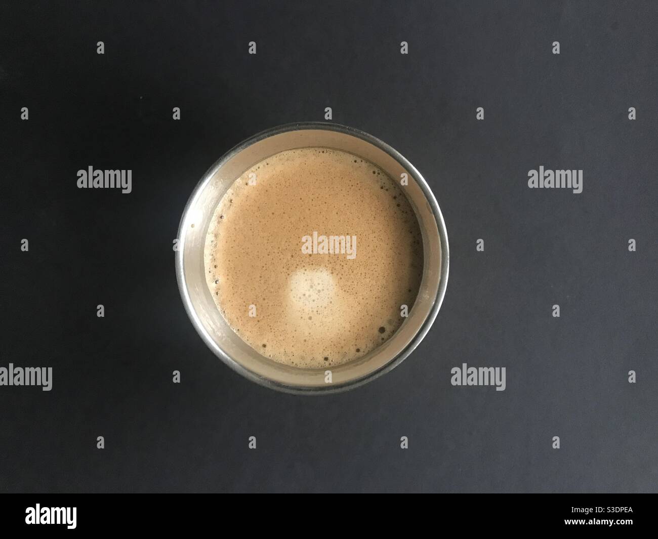 Nahaufnahme eines doppelten Espressokaffees in einem Metallic becher Stockfoto