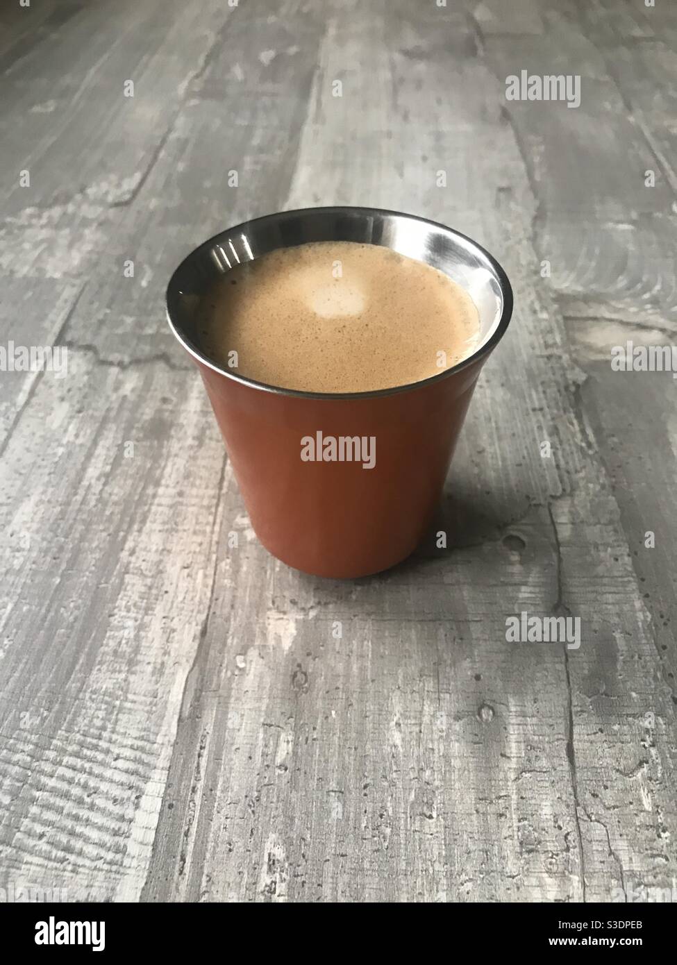 Nahaufnahme eines doppelten Espressokaffees in einem Metallic becher Stockfoto