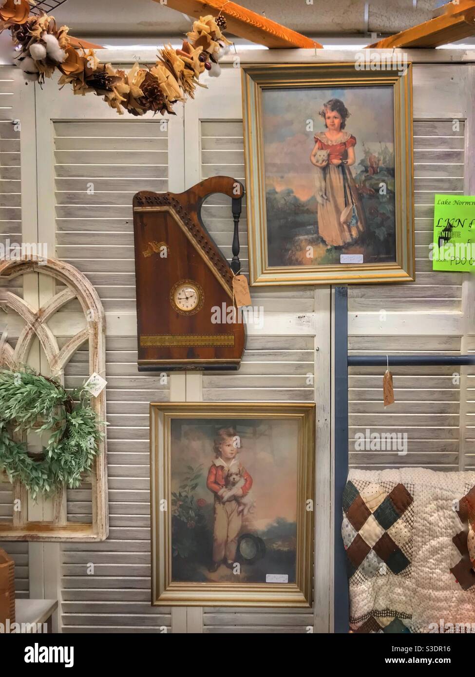 Luftiges, schäbiges schickes Display im Antiquitätengeschäft mit dem Print Master Simpson, von Arthur Devi's und Chums, von Jane Freeman Stockfoto