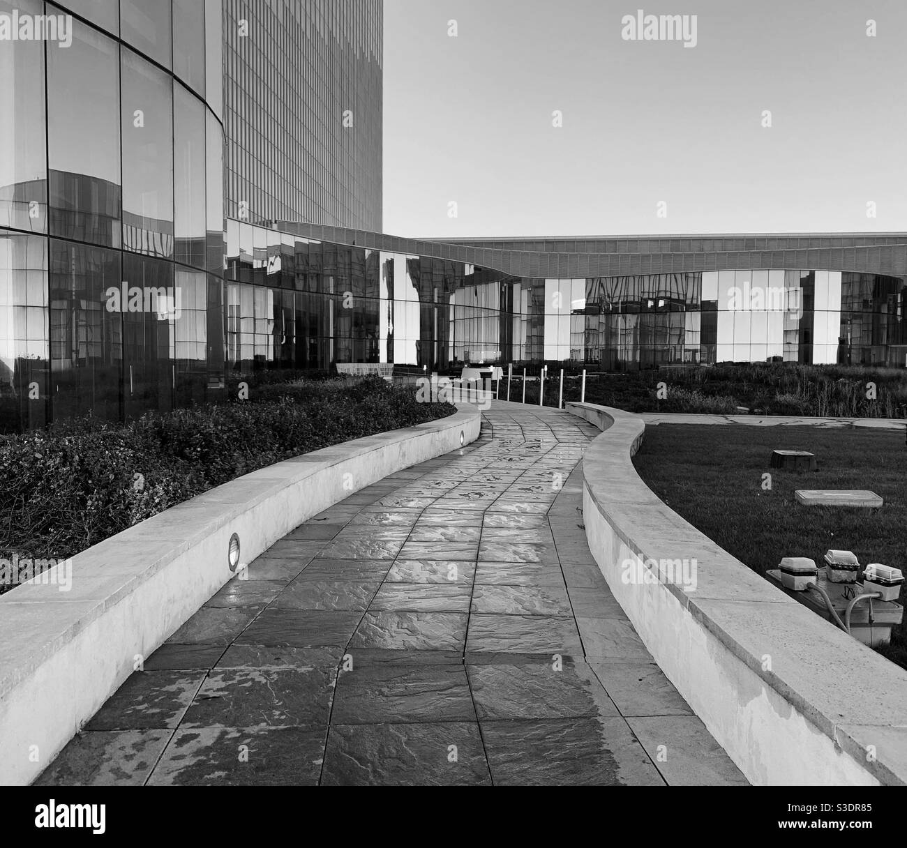 Oktober 2020. Schwarz-Weiß-Bild eines Gehwegs im Freien im Ocean Casino Resort, Atlantic City, New Jersey, USA - Smartphone-aufgenommenes Stockfoto