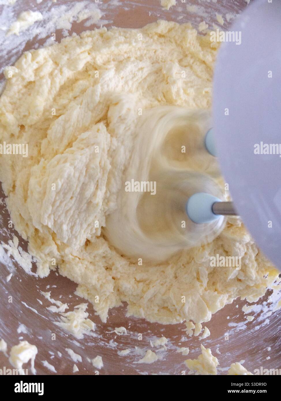Hausgemachte Kaffee Biskuit Mischung zusammen geschlagen, mit einem elektrischen Handmixer Stockfoto