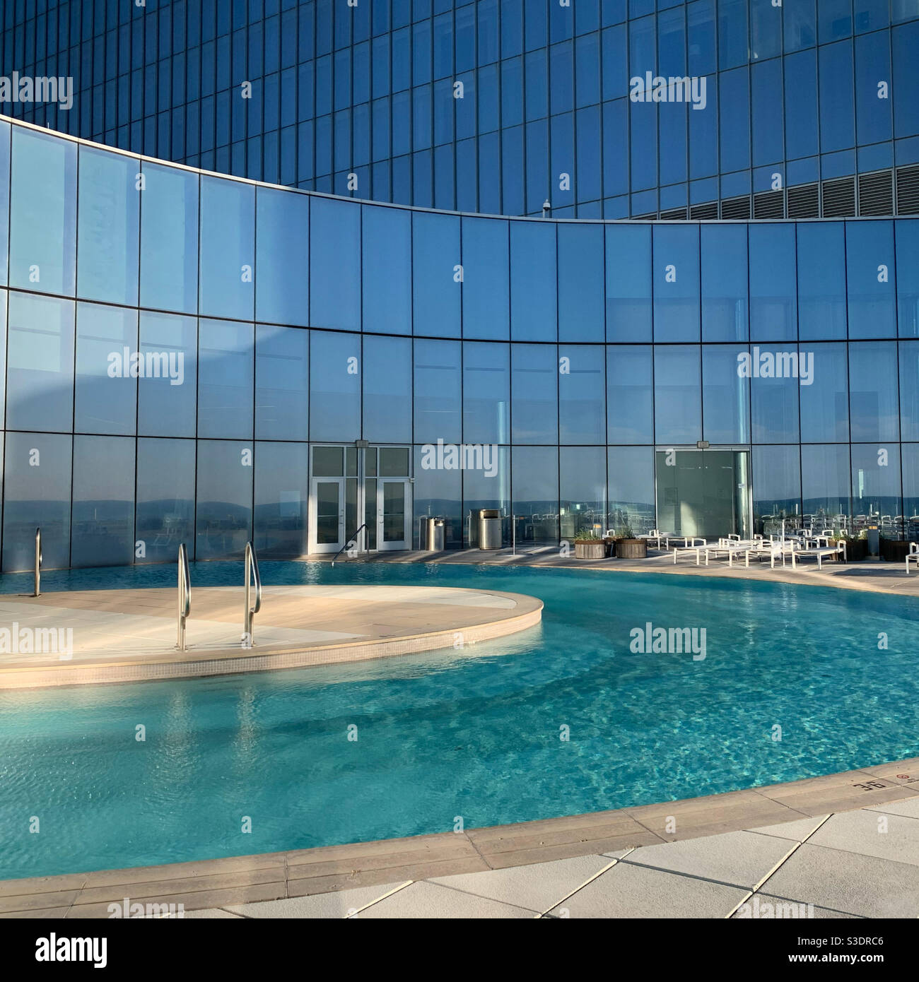 Oktober 2020. Morgen im Außenbereich des Eclipse Indoor/Outdoor Pools, Ocean Casino Resort, Atlantic City, New Jersey, USA - Smartphone-aufgenommenes Stockfoto