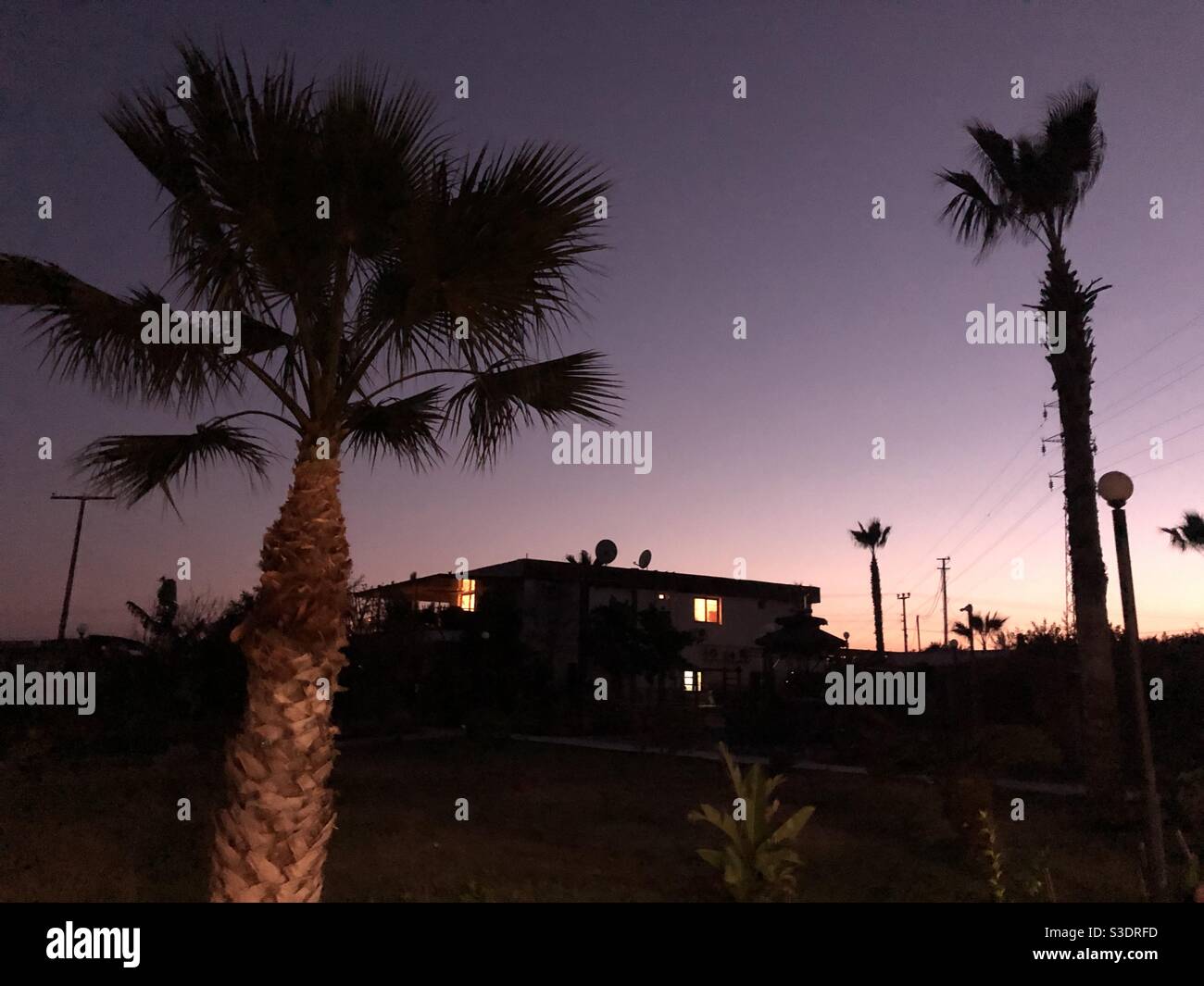 Haus in einer ländlichen Gegend von Mediterrane Stadt in der Türkei - Smartphone-aufgenommenes Stockfoto