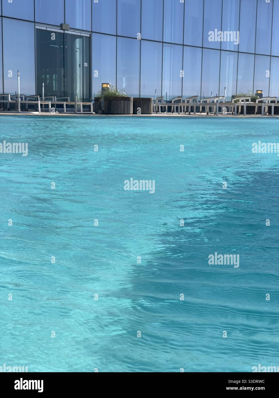 Oktober 2020. Im Außenbereich des Eclipse Indoor/Outdoor Pools, Ocean Casino Resort, Atlantic City, New Jersey, USA - Smartphone-aufgenommenes Stockfoto