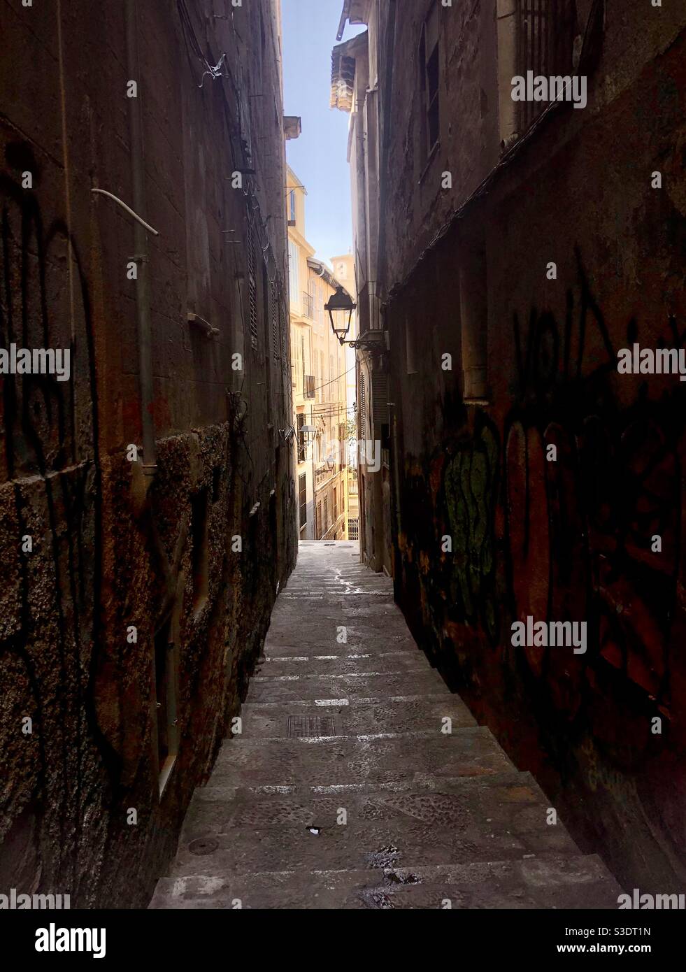 Licht am Ende der Gasse in Palma de Mallorca Stockfoto