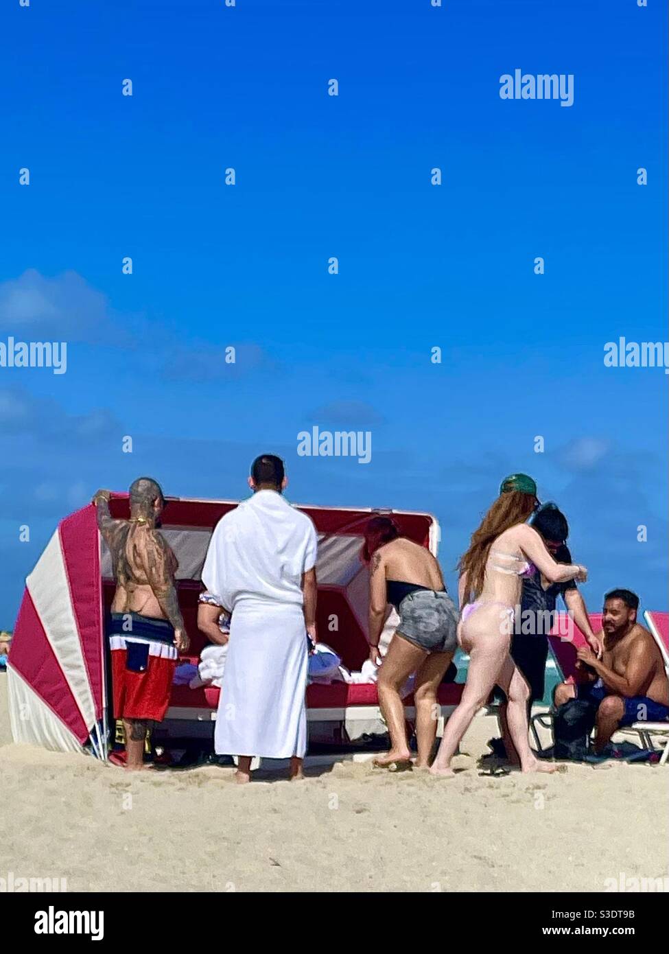 Ein Bikini, eine Strandrobe und viele Tattoos Stockfoto