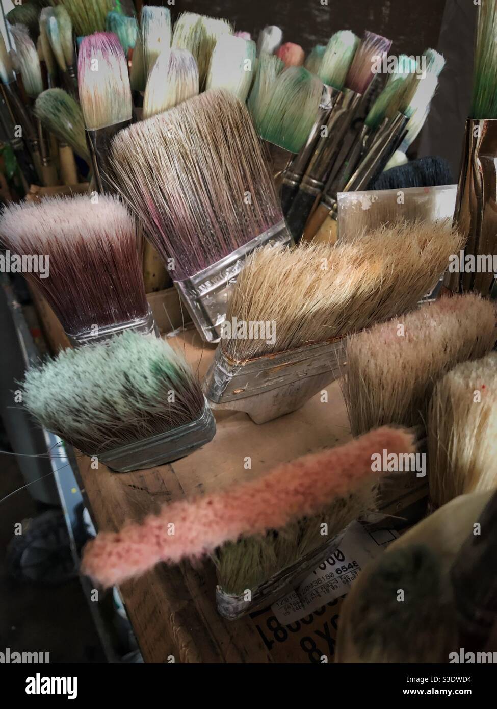 Pinsel in einem Künstleratelier. - Smartphone-aufgenommenes Stockfoto