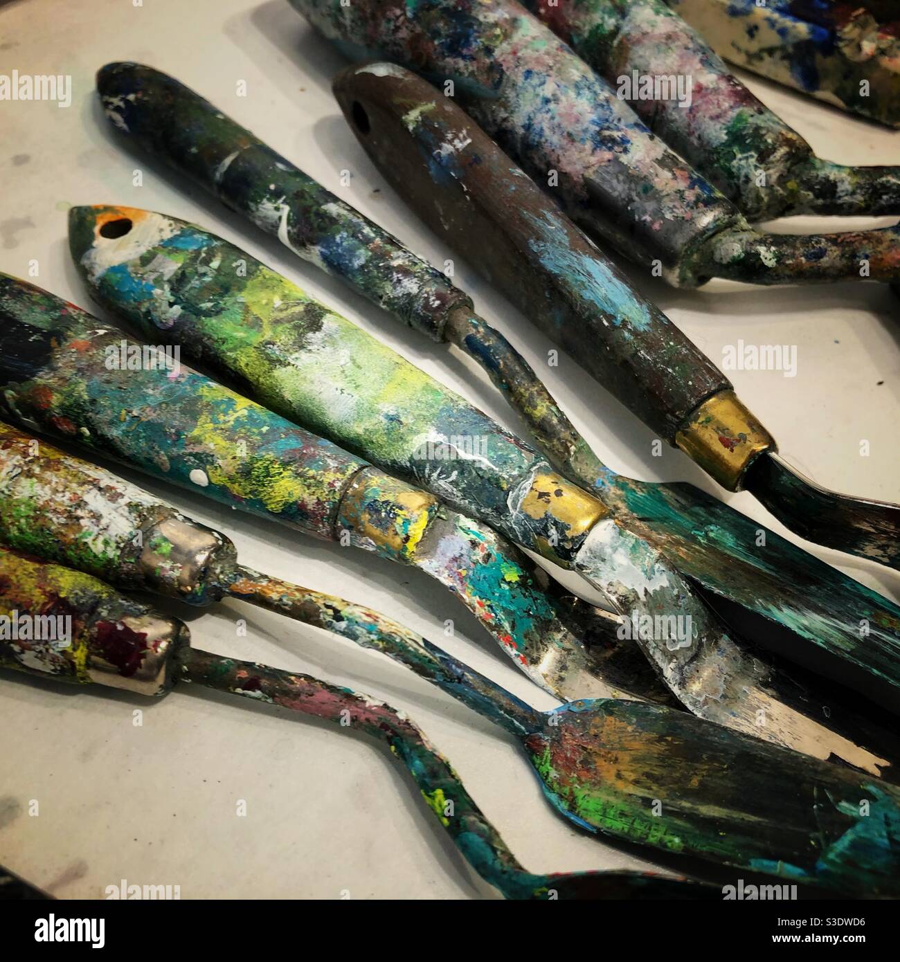 Palettenmesser in einem Künstleratelier. - Smartphone-aufgenommenes Stockfoto