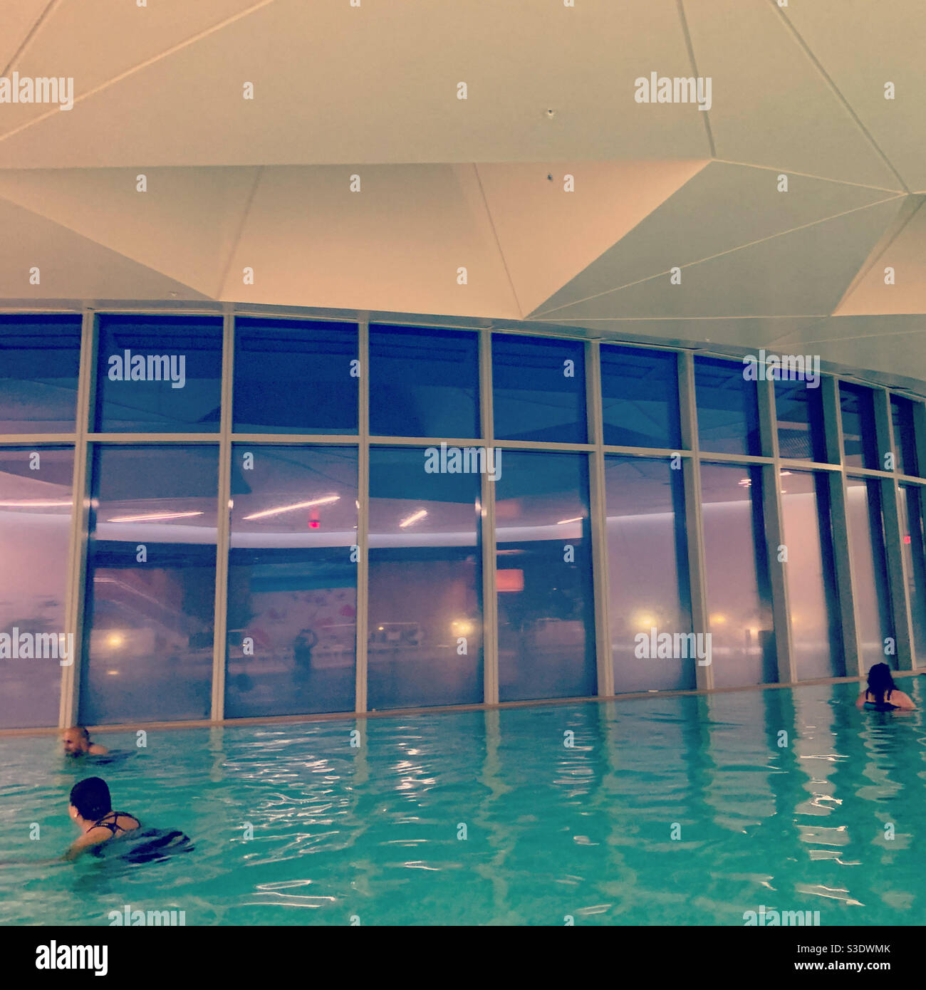 Abends Blick auf den Indoor-Teil des Eclipse Indoor/Outdoor Pools, Ocean Casino Resort, Atlantic City, New Jersey, USA - Smartphone-aufgenommenes Stockfoto