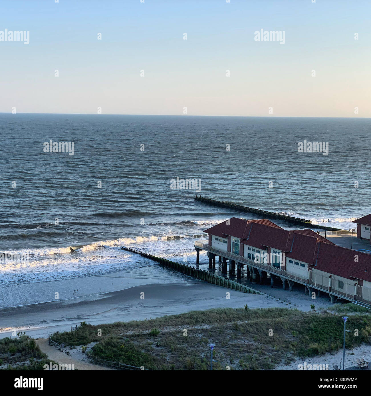 Ein Blick auf den Strand am späten Nachmittag von der Eclipse Pool Deck, Ocean Casino Resort, Atlantic City, New Jersey, USA - Smartphone-aufgenommenes Stockfoto