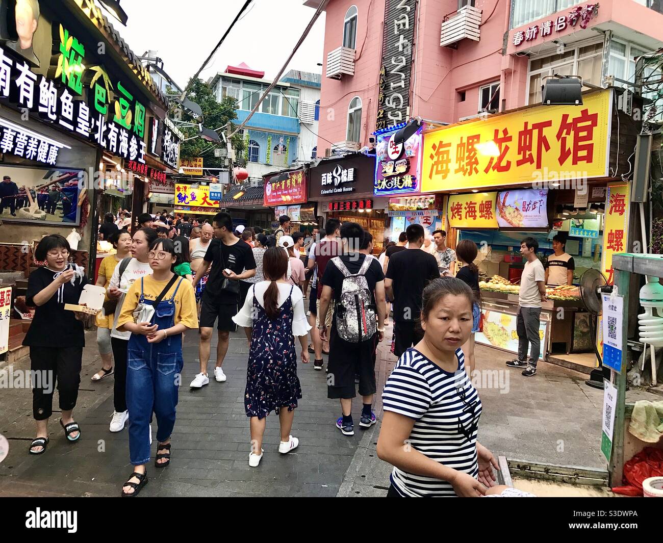 Menschen auf dem Markt für Meeresnahrung, Xiamen, Fujian, China Stockfoto