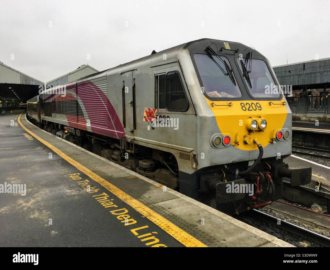 Enterprise Train Service, Dublin Connolly Station, Dublin, Irland - Smartphone-aufgenommenes Stockfoto