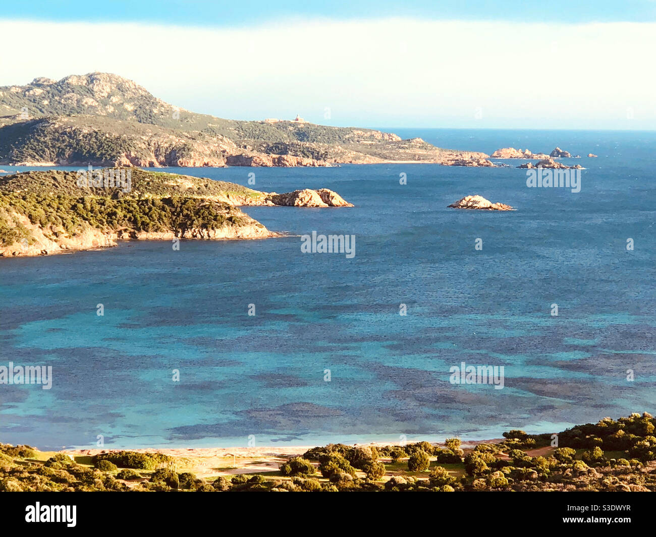 Türkisfarbenes Wasser Küste im Winter, Provinz Oristano, Sardinien ITALIEN Stockfoto