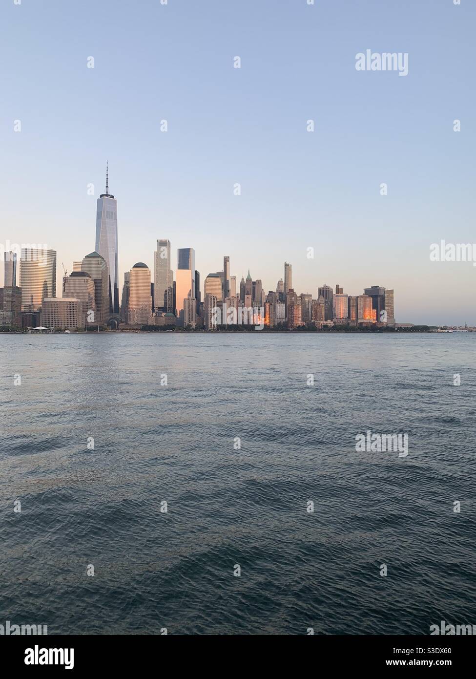 Lower Manhattan, New York City von der anderen Seite des Hudson River in Jersey City, New Jersey, USA Stockfoto