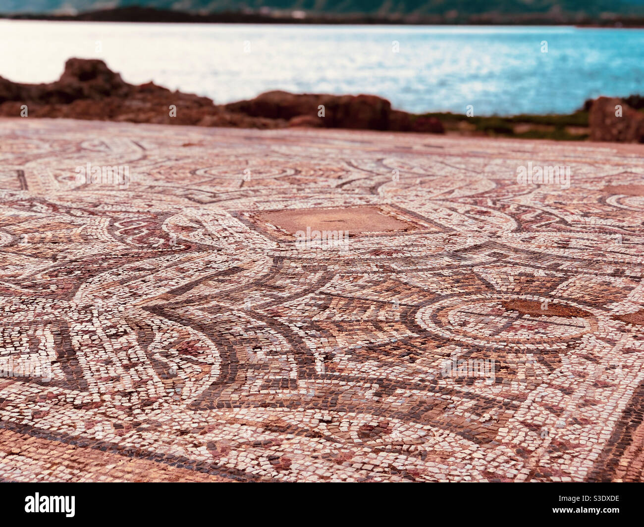 Sardinien Italien Antike Mosaikboden in der Nähe des blauen Meeres Stockfoto