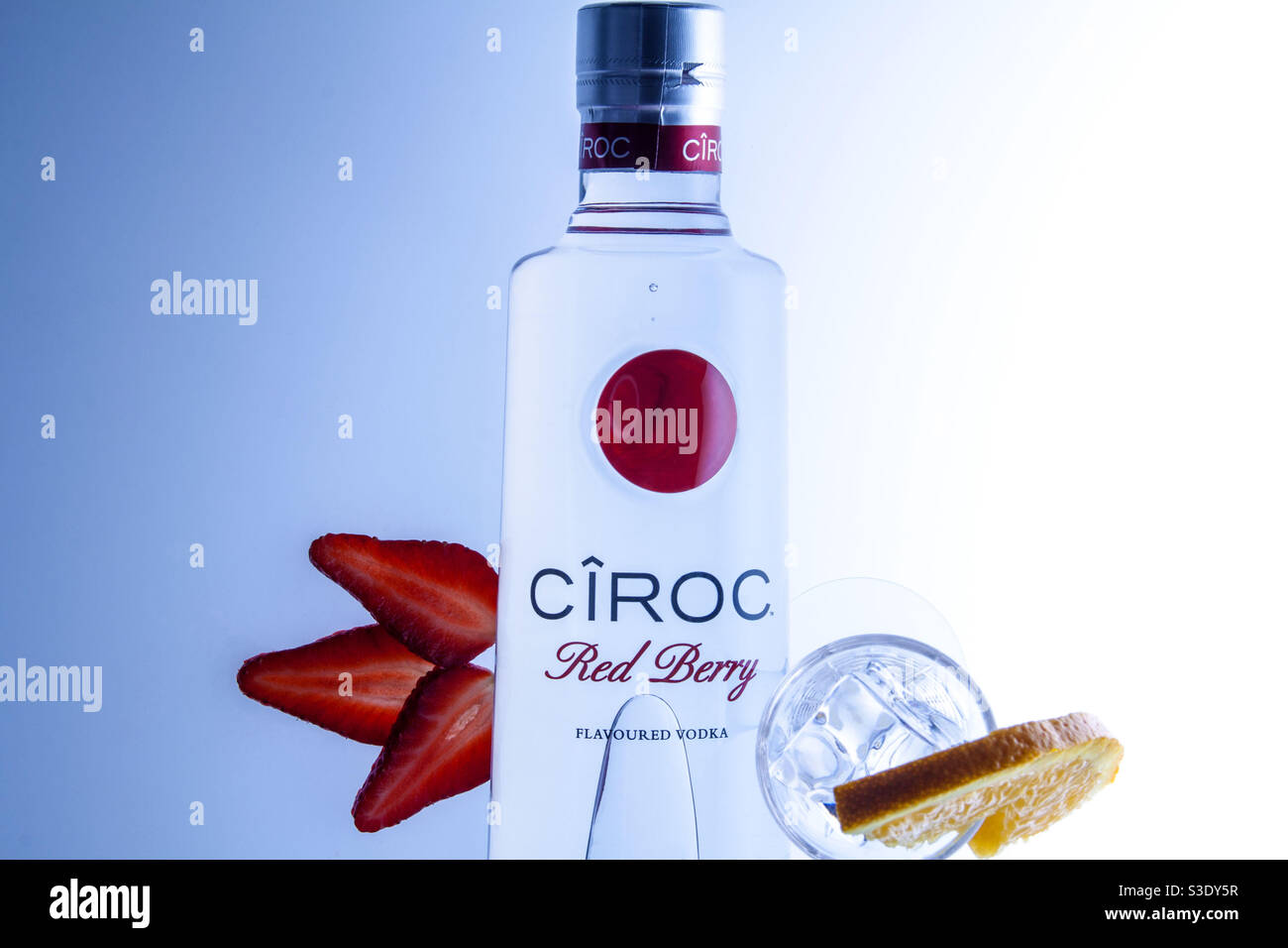 Erfrischender Red Berry Cîroc Wodka Cocktail aus nächster Nähe Stockfoto