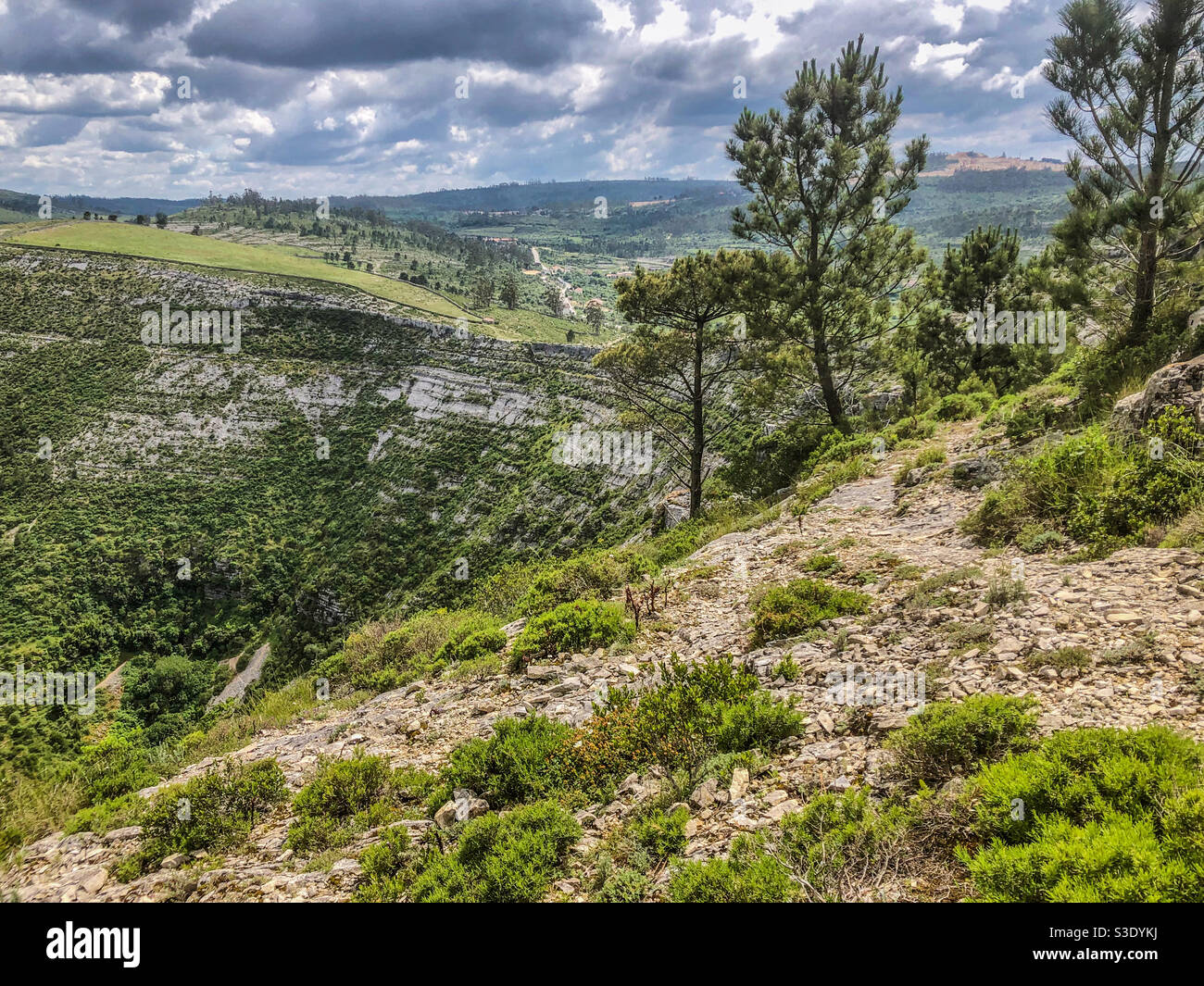 Die Landschaft um Fórnea, Porto de Mòs, Portugal - Mai 2020 Stockfoto